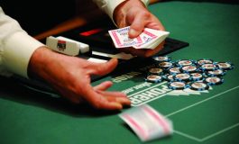 Кто такой дилер в покере и кто раздает карты в онлайн-игре?