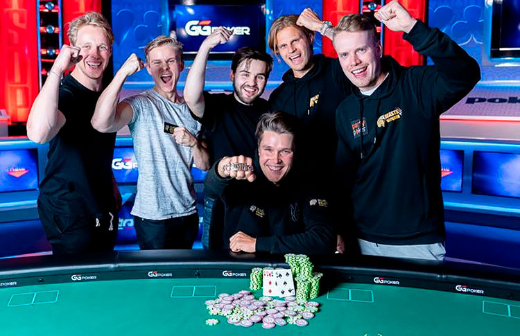 Элис Парссинен с близкими друзьями